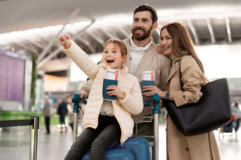 coup-moyen-famille-heureuse-a-l-aeroport