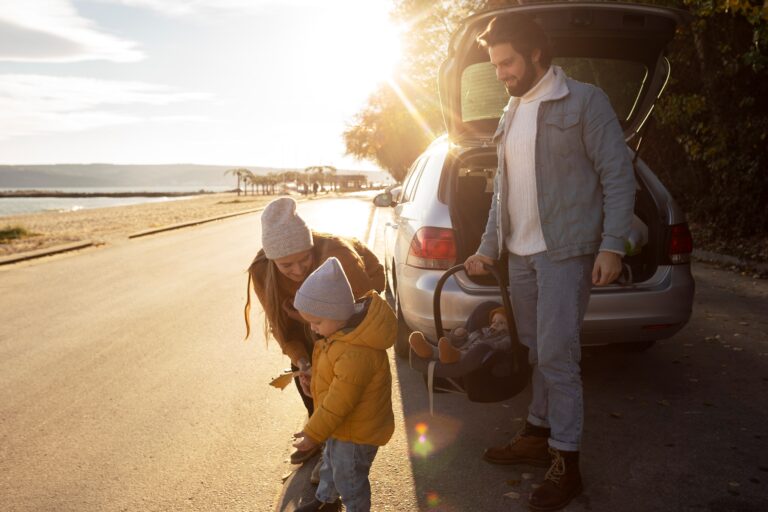 jeune-famille-profitant-de-leur-voyage (1)